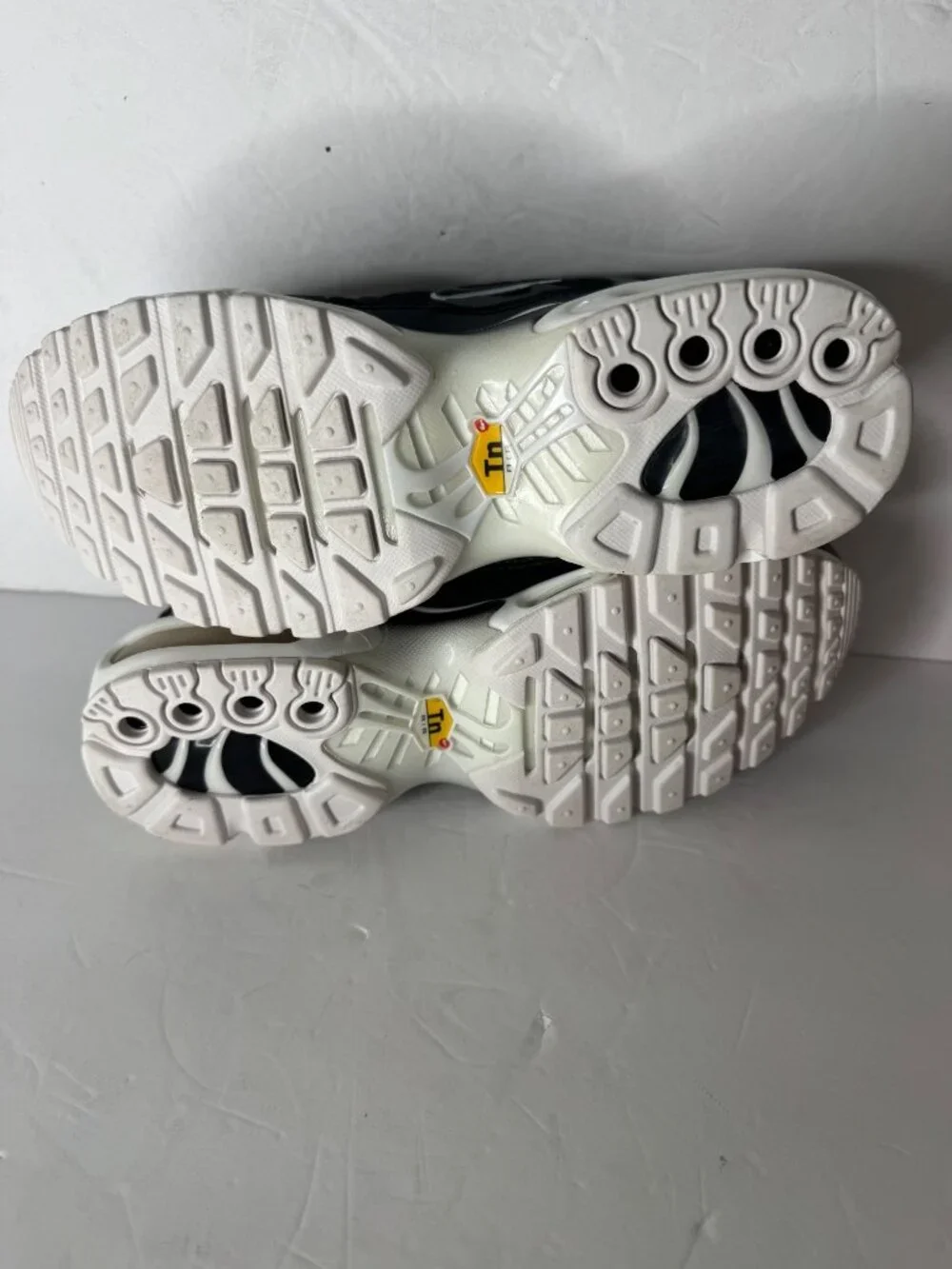 Nike Air Max Plus Sneakers Shoes Women's US 6.5 EU 37.5 NIB Black White